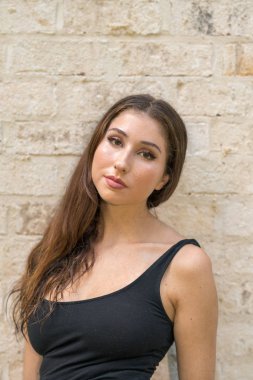 Çapkın genç kadın kameraya gülümsüyor