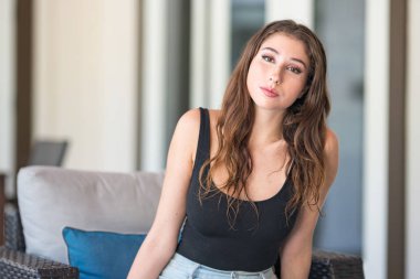 Güzel gözlü kadın rahat giyen kameraya bakıyor 