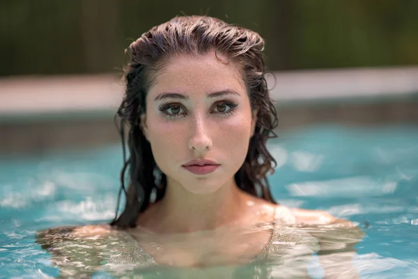 Portrait of a wet woman in the pool — Stock Photo, Image