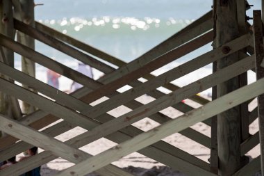 Balıkçı iskelesi boardwalk altında ahşap destek çapraz plakalar