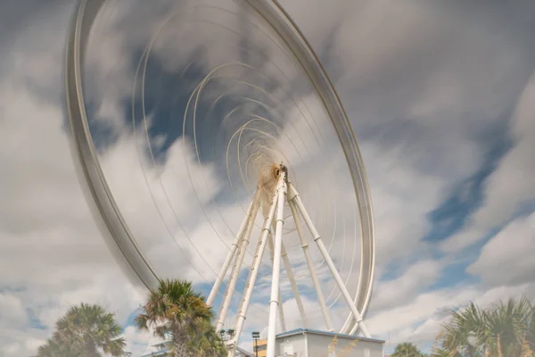 Longue roue ferris d'exposition en mouvement — Photo