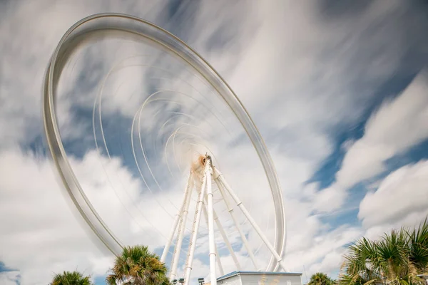 Grande roue flou mouvement longue exposition — Photo