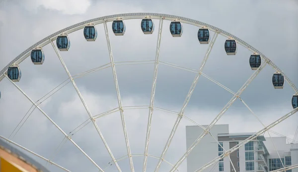 Touristen auf Skywheel Myrtenstrand sc — Stockfoto