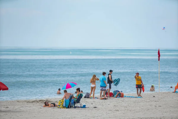 Salva-vidas conversando com turistas em Myrtle Beach SC — Fotografia de Stock