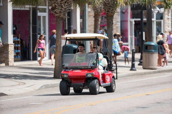 Family riding a rental golf cart on Myrtle Beach SC — Stock Photo, Image