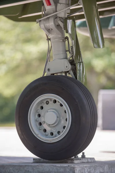Commercial aircraft tire and landing geqar closeup — Stock Photo, Image