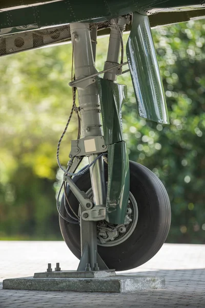 Carrello di atterraggio aereo su sfondo bokeh sfocato — Foto Stock