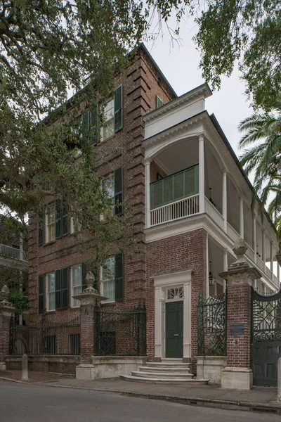 Casa coloniale in mattoni Charleston SC USA — Foto Stock