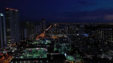 Lacivert gökyüzü ile gece nice şehir antenleri