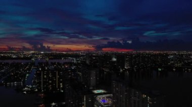 Şehir gece 4k antenler üzerinde güzel gökyüzü