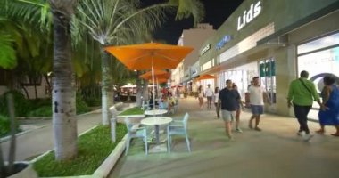 Gece Miami Beach Ocean Drive 4k yürüyen Turistler