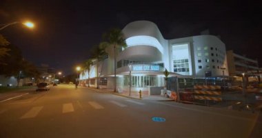 Miami City Balesi yenileme altında circa 2019 gece hareket gimbal görüntüleri 4k