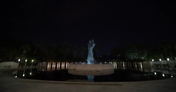 Μνημείο Ολοκαυτώματος Του Μαϊάμι Μπιτς Και Πράσινο Χέρι Νύχτα Κίνηση — Αρχείο Βίντεο