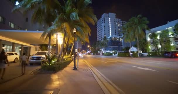 Fiets Rijden Miami Beach Collins Avenue Nachts Fpv Beeldmateriaal — Stockvideo