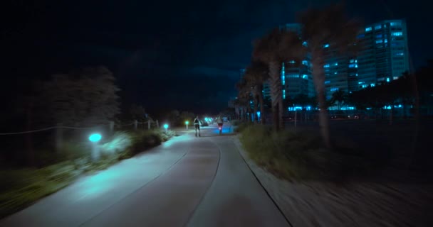 自行车和滚轴在夜间迈阿密海滩拍摄与15Fps缓慢断断续续的帧率 — 图库视频影像