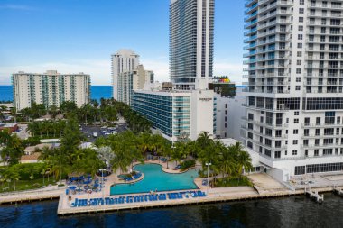 Hilton Hollywood Beach havuz güverte ve palmiye ağaçları tarafından Hava fotoğraf Doubletree