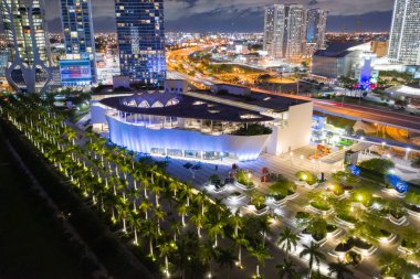 Miami Şehir Merkezi'nde Buz Bilim Müzesi. Bir drone uzun pozlama ile hava gece fotoğraf çekimi