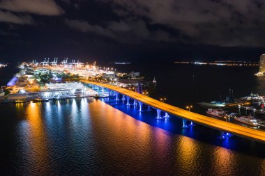 Miami ve neon köprü Gece hava fotoğrafı Liman