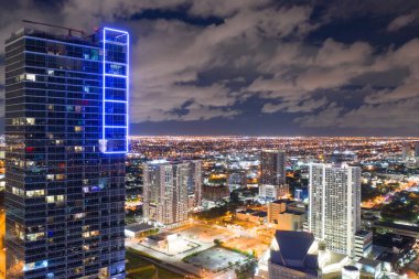 Parlak neon ışıkları ile Highrise condominium