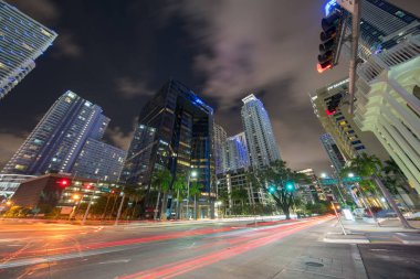 Brickell Avenue Miami uzun pozlama fotoğraf araba trafiğinden ışık izleri