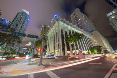 Colonnade Plaza Downtown Brickell Miami Fl gece görüntüsü