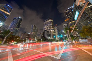 Brickell Avenue iş bölgesi gece araba ışıkları ile