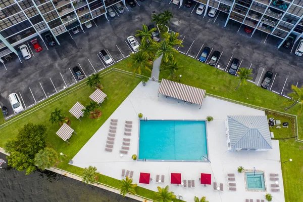 Foto Aérea Una Pequeña Piscina Cuadrada —  Fotos de Stock