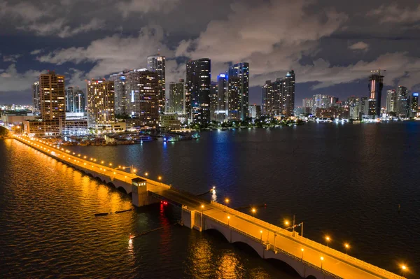 Fotografia Aérea Causeway Veneziano Miami Com Belas Luzes Cidade Sobre — Fotografia de Stock