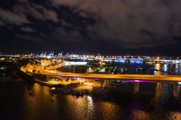 空中夜照片迈阿密麦克阿瑟堤道和迈阿密港佛罗里达乌萨 — 图库照片