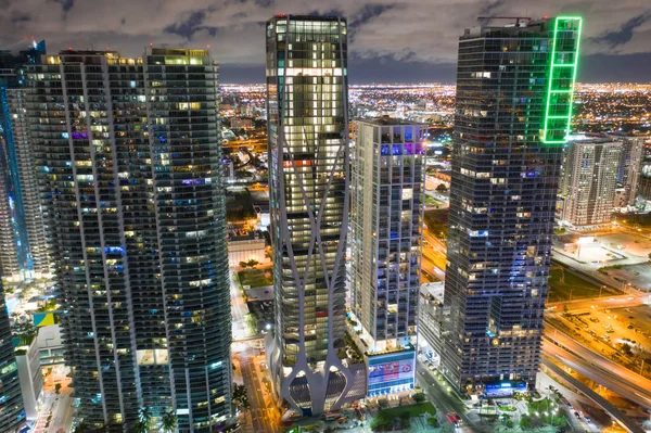 空中ドローン写真ダウンタウンマイアミの超高層ビルネオンライトと近代的な建築 — ストック写真
