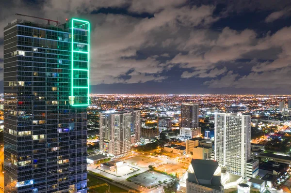 Drapacz Chmur Lampami Neonowych Downtown Miami — Zdjęcie stockowe