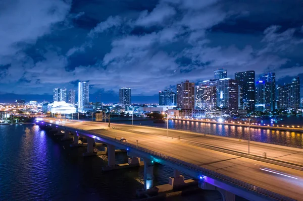 Légi Éjszaka Fotó Macarthur Causeway Downtown Miami Felett Biscayne Öbölben — Stock Fotó