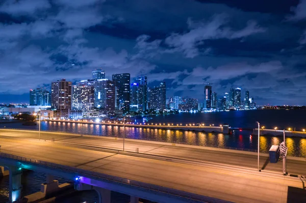 Antenn Natt Foto Macarthur Causeway Downtown Miami Över Biscayne Bay — Stockfoto