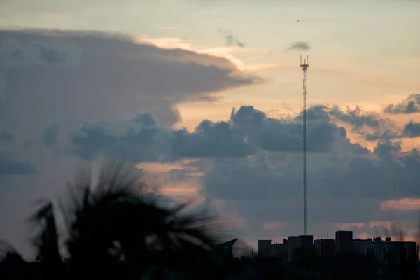 Torre Comunicazione Bel Cielo Nuvoloso Estivo — Foto Stock