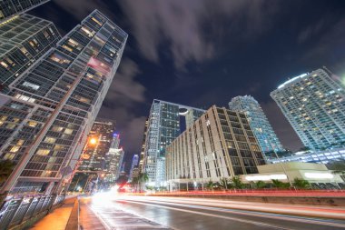 Brickell Avenue Downtown şehir sahnesinden manzara. Ultra geniş lens ile çekilen uzun pozlama sondaj ışıkları