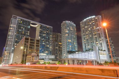 Downtown Brickell'in gece fotoğrafı. Hareketli trafikten köprüde ışık izi