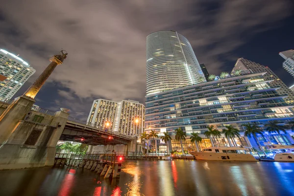 Brickell Nakreslí Most Centru Miami Přes Řeku Dlouhá Noc Vystavení — Stock fotografie