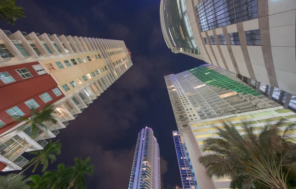 Nach Oben Gerichtete Aufnahme Downtown Miami Brickell Hochhausarchitektur Nachthimmel — Stockfoto