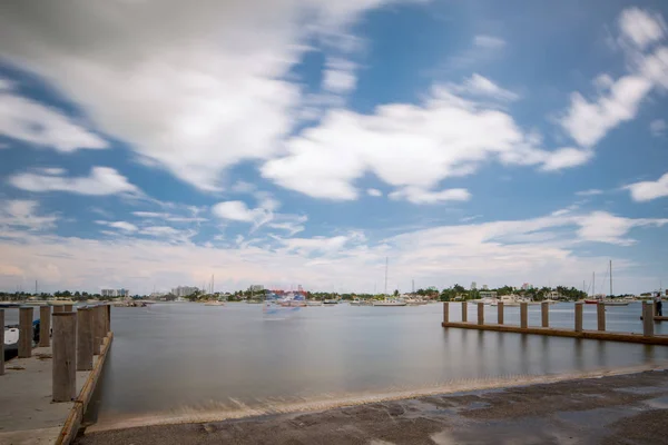 Foto Van Een Boothelling Miami Lange Belichtingstijd Creëert Bewegingsonscherpte Lucht — Stockfoto