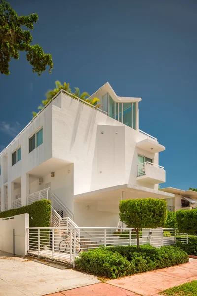 Arquitetura Art Deco Histórica Miami Beach Céu Azul — Fotografia de Stock