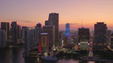 Downtown Miami hava 4k 60p film görüntüleri Twilight flyby