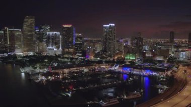 Havadan panorama Downtown Miami 4k gece görüntüleri