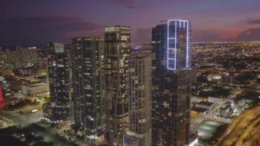 Downtown Miami lüks highrise gayrimenkul alacakaranlık hava video