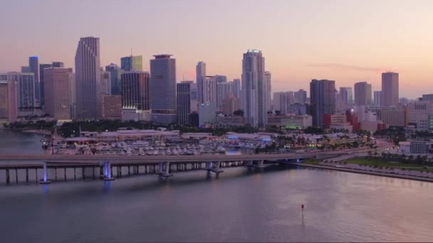 Hermosa Toma Crepúsculo Aéreo Del Centro Miami Bayside Marketplace 60P — Vídeo de stock