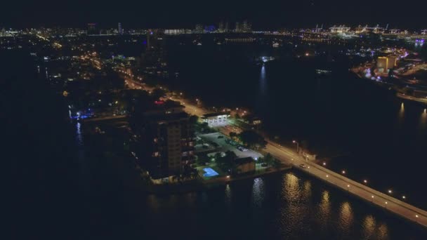 Luftaufnahme Nacht Venezianischen Damm Mautbrücke Miami — Stockvideo