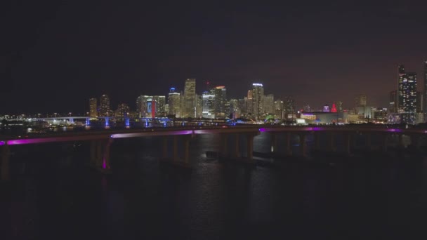 Antenn Över Macarthur Causeway Avslöja Downtown Miami — Stockvideo