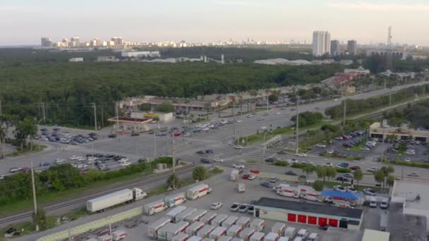 Воздушное Видео Занятое Пересечение Городов — стоковое видео