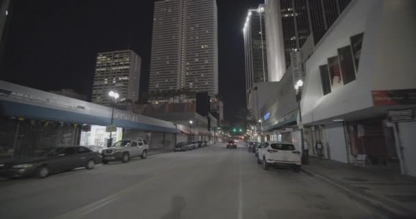 ダウンタウンマイアミフラッグラーストリート4K 24Pのストックナイト映像 — ストック動画