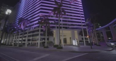City National Bank Downtown Miami mor ışıklar