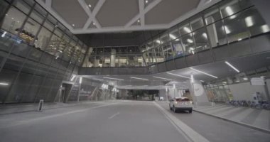 Brightline tren istasyonu platformu Downtown Miami gece görüntüleri